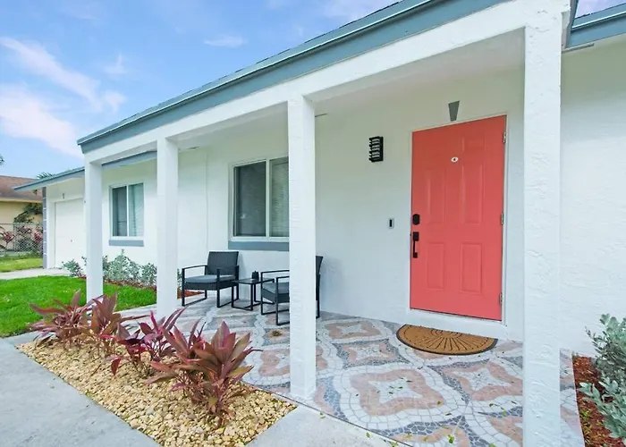 Home In West Palm Beach With Pool And Pool Table!