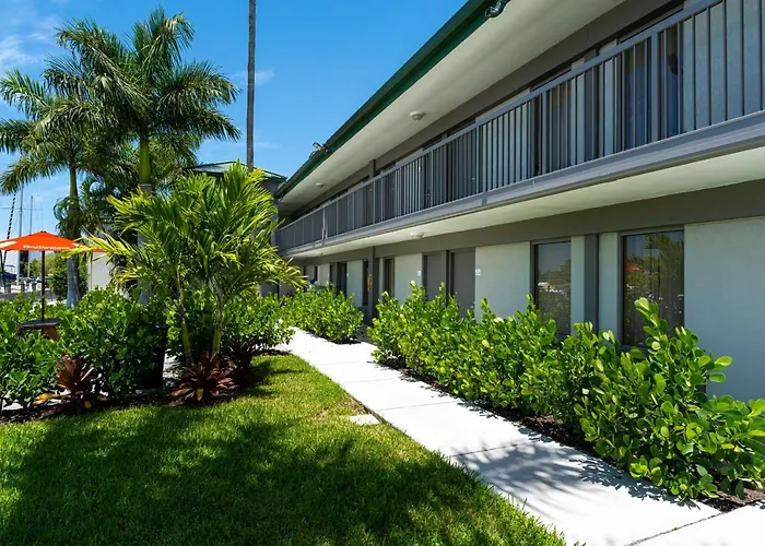 Room 127 - Waterfront, Heated Pool, Huge Tv, Tiki Bar & Grill Sarasota