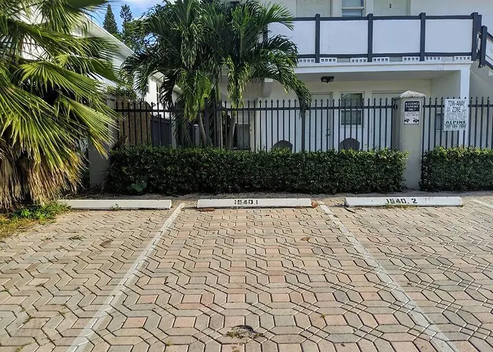 A1 - Endless Summer Vacation Rentals - Affordable Luxury Near Downtown Fort Lauderdale