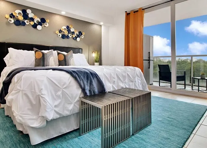 Haustierfreundliches Luxe Studio, Private Beach, King Bed, Ocean Views Condo Palm Beach