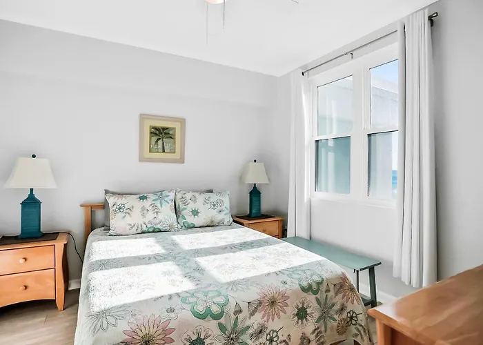 Polished Oceanfront Condo With Pool Access, Private Balcony & Washer/Dryer Jacksonville Beach