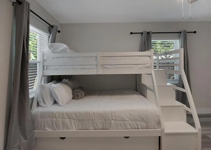 Modern Dog-Friendly Home - 4Br West Palm Beach