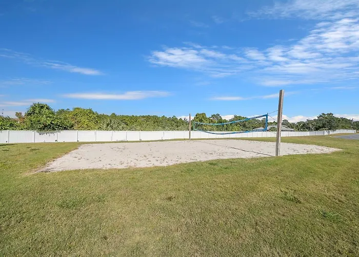 Travelodge By Wyndham Panama City Beach / Beachfront