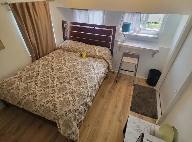 Lakeside Retreat: Private Room with Entrance Near Hard Rock Casino Davie
