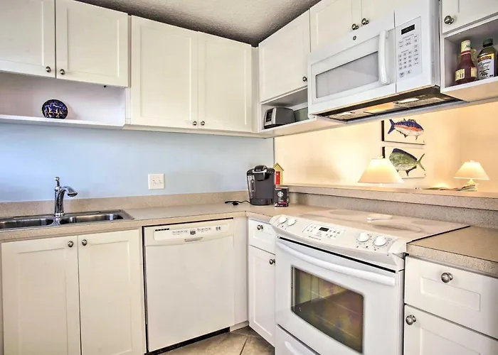 Bright Fernandina Beach Townhome: Walk To Ocean!