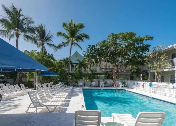 A Barefoot Retreat By Avantstay Great Location W Patio Outdoor Dining And Shared Pool Week Long Stays Key West