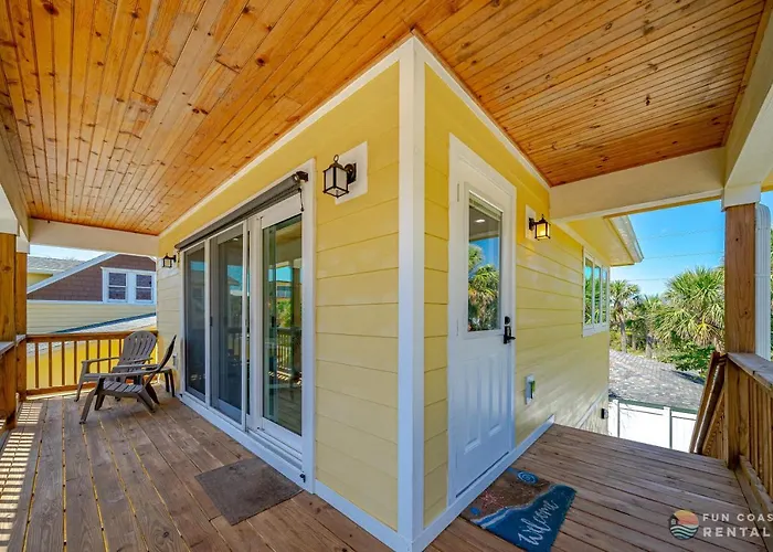 Dog Friendly Loft Steps From Beach With Gas Barbecue Grill And Upstairs Deck! New Smyrna Beach