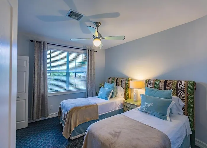 Spacious & Luxurious..Mile To Beach..Large Heated Pool & Shower Villa North North Naples che accetta animali