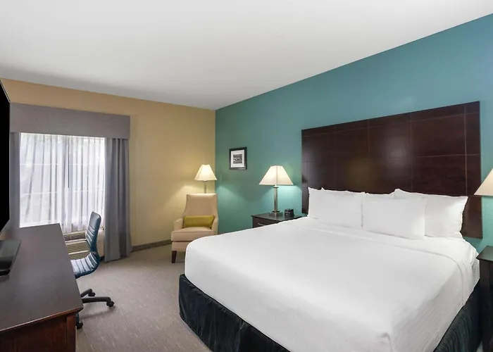 Sebring hotels near Military Sea Services Museum