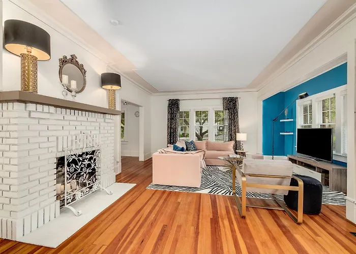 Noi Nest Home + Pool + Suites Melbourne