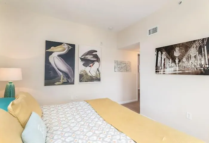 2 Bedroom 2 Bath Apartment On 7 Th Collins Ave Miami Beach che accetta animali