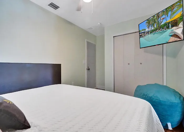 Gaymens Clothing Optional- Poolside 1 Br- Deep Dis Counts For Longer Stays Oakland Park
