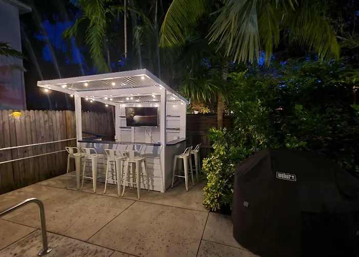 Duval Street Suite Overlooking Duval With Parking And Pool Key West che accetta animali