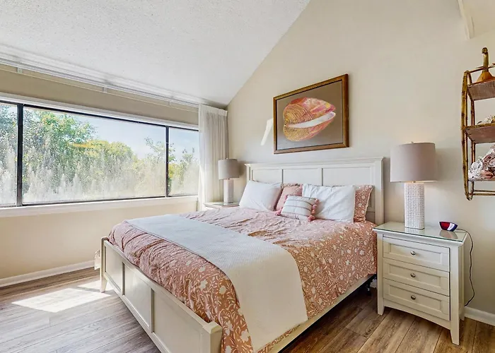 Renovated Condo With Easy Beach Access, Balcony, Pool & Spectacular Ocean Views Franklintown