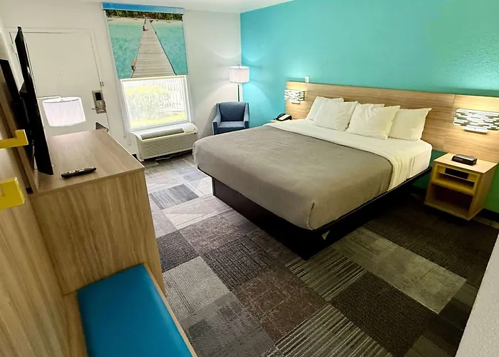 Days Inn By Wyndham Eglin Afb Niceville With Golf Course