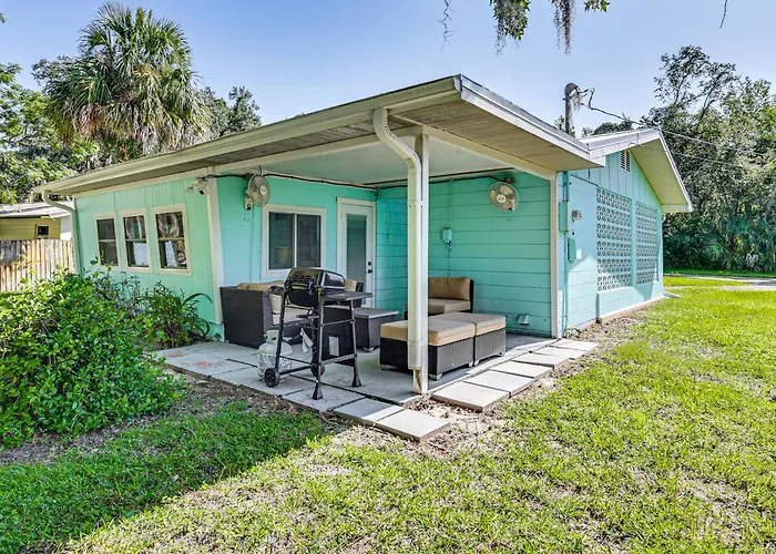 Walk To Crystal River: Home W/ Lanai & Yard!