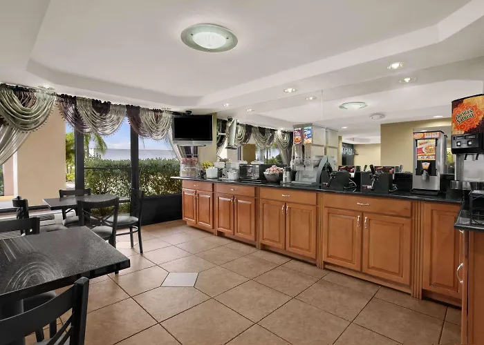 Super 8 By Wyndham Fort Myers