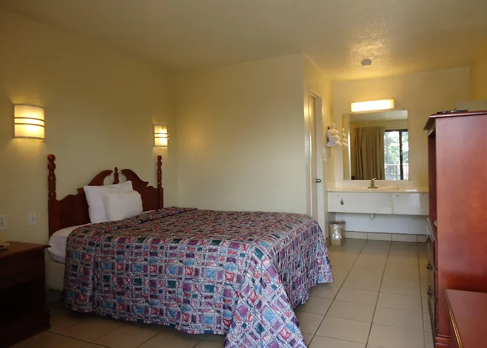 Super 6 Inn & Suites Pensacola Ferry Pass