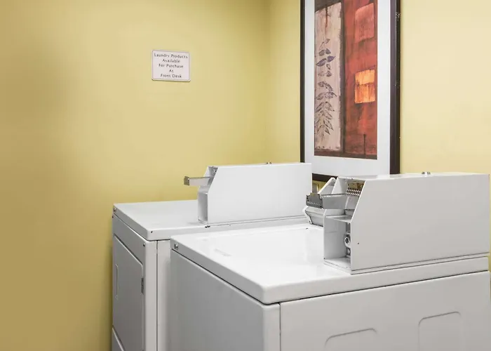 Days Inn & Suites By Wyndham Fort Pierce I-95