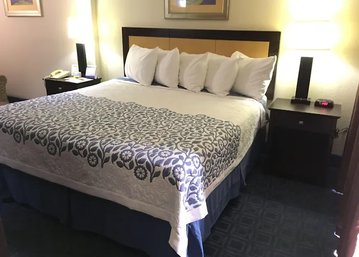 Haustierfreundliches Days Inn & Suites By Wyndham Tampa Fairground-Casino-Ybor