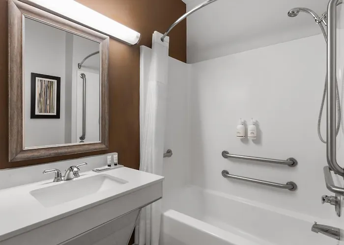Destin 3 Star Hotels near Destin Harbor Boardwalk