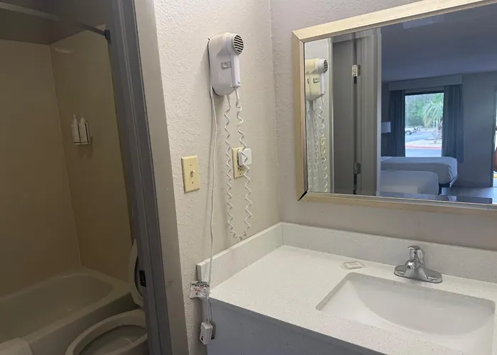 Days Inn By Wyndham Lake City I-10