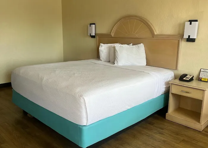 Hole Inn The Wall Hotel - Fort Walton Beach - Sunset Plaza - Nearby Beaches & Hurlburt