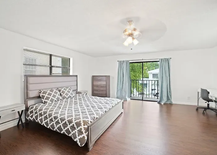 Historic Beach Escape - Entire Apartment D Lake Worth Beach