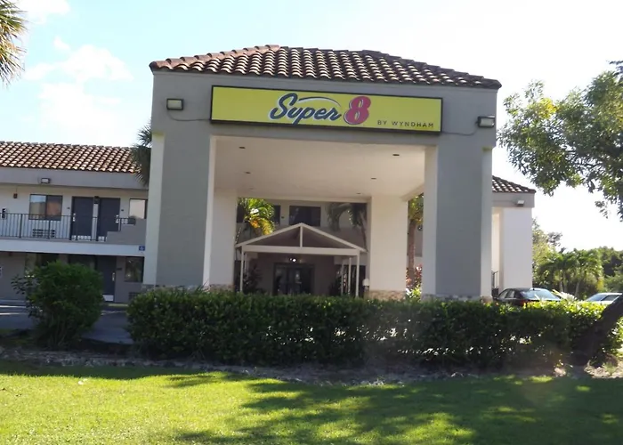 Hotel Super 8 By Wyndham Naples Golden Gate