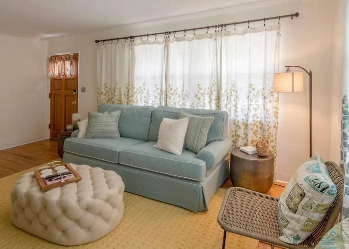 Northeast St. Petersburg Cottage By Techtravel
