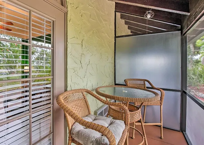 Appartamento Vibrant Naples Studio With Pool Access And Porch!